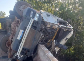 Motorista Fica Ferido Após Tombamento de Carreta na MG-451